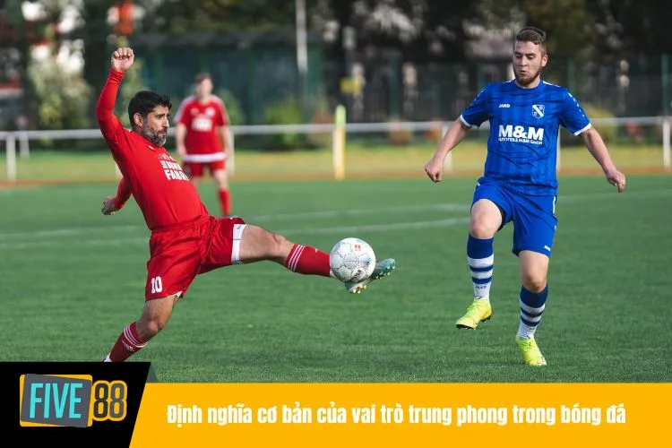 Định nghĩa cơ bản của vai trò trung phong trong bóng đá